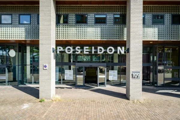 Ingang van het gebouw Poseidon aan het Johanna Westerdijkplein 109 in Den Haag.